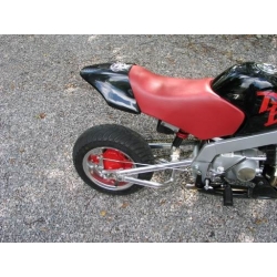 Cache selle Mostro look • Motorkit